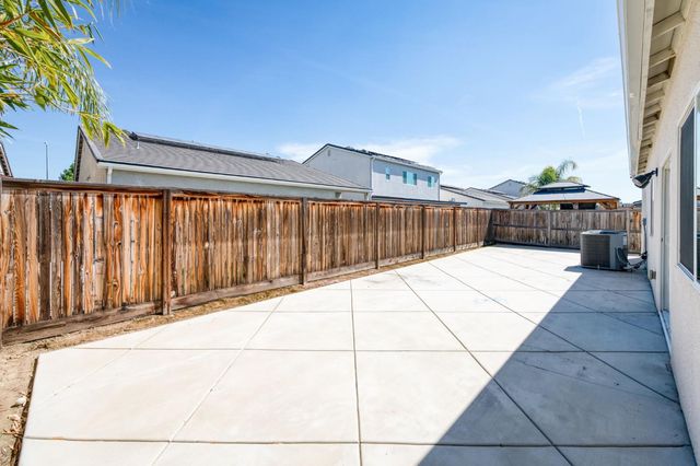 2071 N Hughes Avenue, Clovis, CA 93619