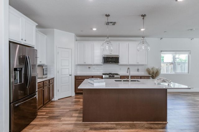 2071 N Hughes Avenue, Clovis, CA 93619