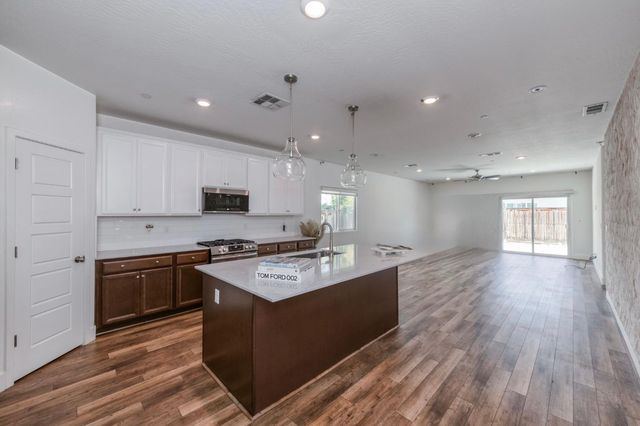 2071 N Hughes Avenue, Clovis, CA 93619