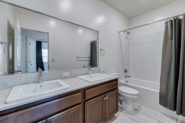 2071 N Hughes Avenue, Clovis, CA 93619