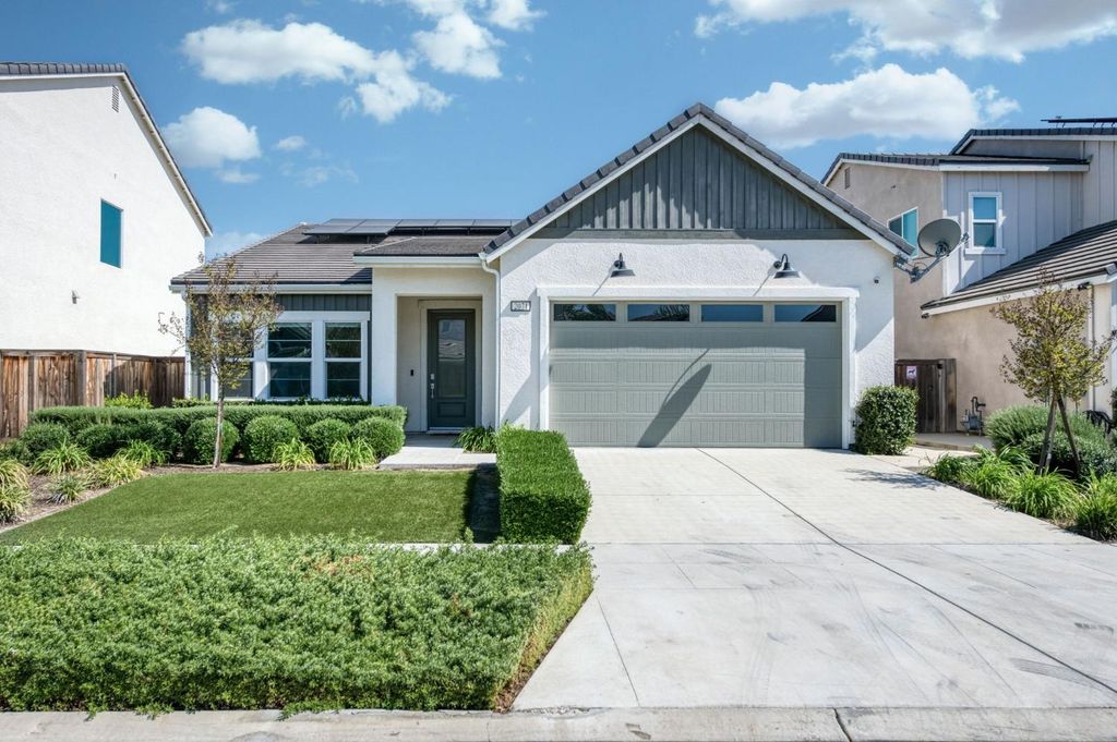 2071 N Hughes Avenue, Clovis, CA 93619