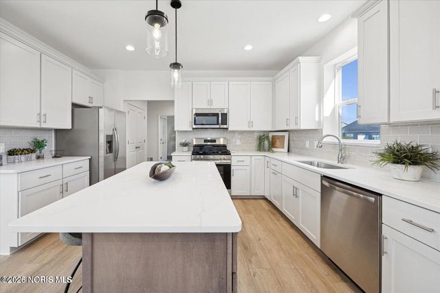 153 Bentley Drive, Perrysburg, OH 43551