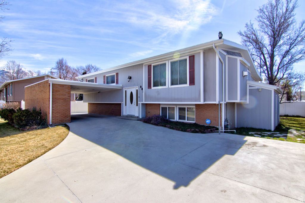 Image 2 of property listing at 882 E 7905 S, Sandy, UT 84094