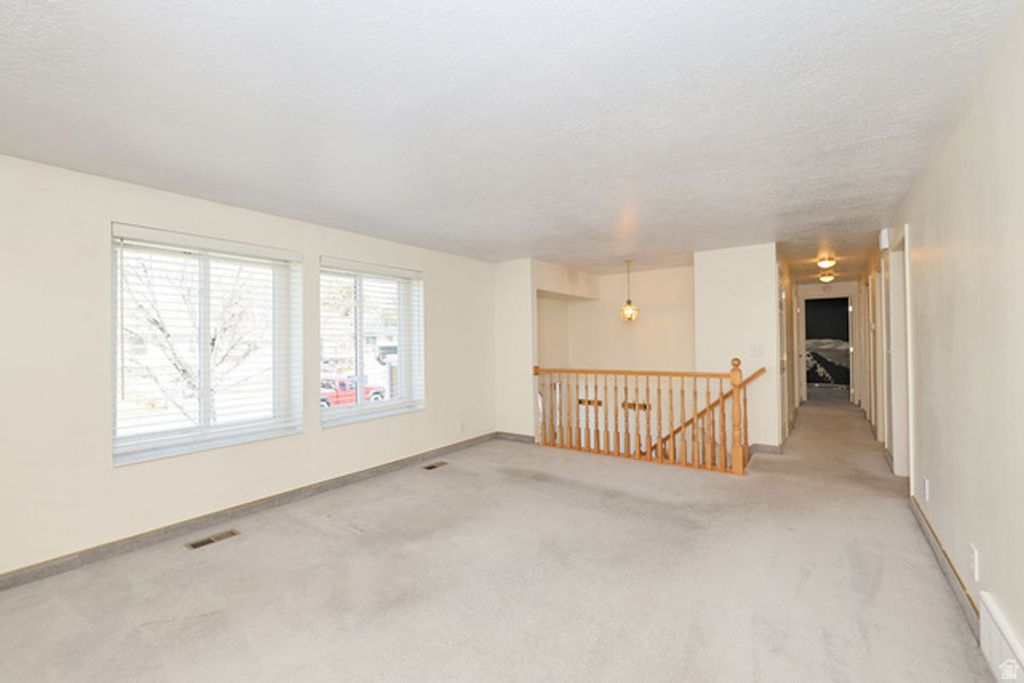 Image 13 of property listing at 882 E 7905 S, Sandy, UT 84094