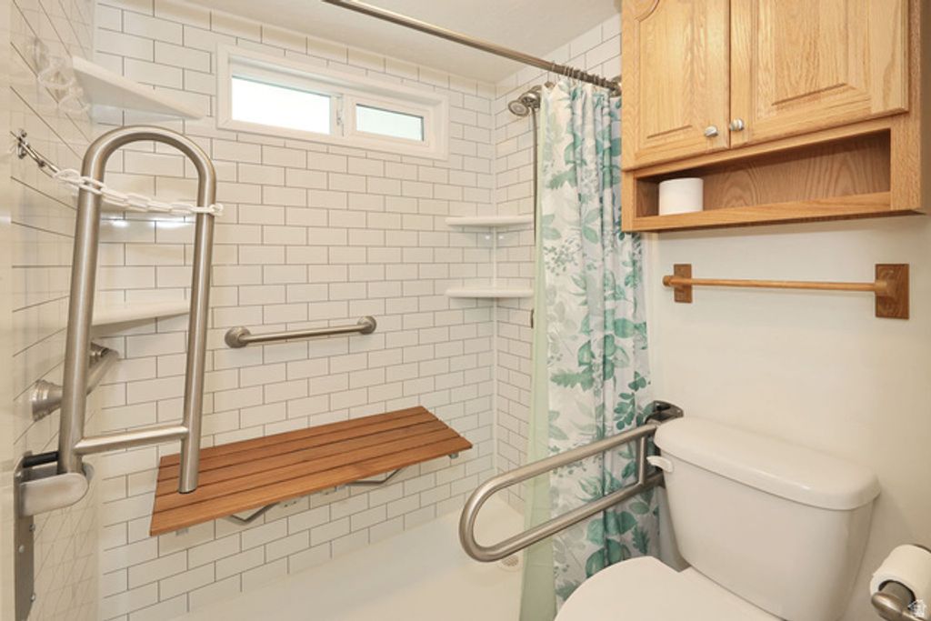 Image 16 of property listing at 882 E 7905 S, Sandy, UT 84094