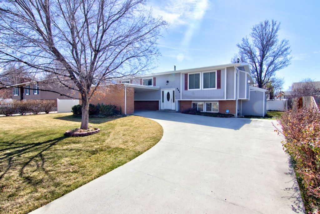 Image 3 of property listing at 882 E 7905 S, Sandy, UT 84094