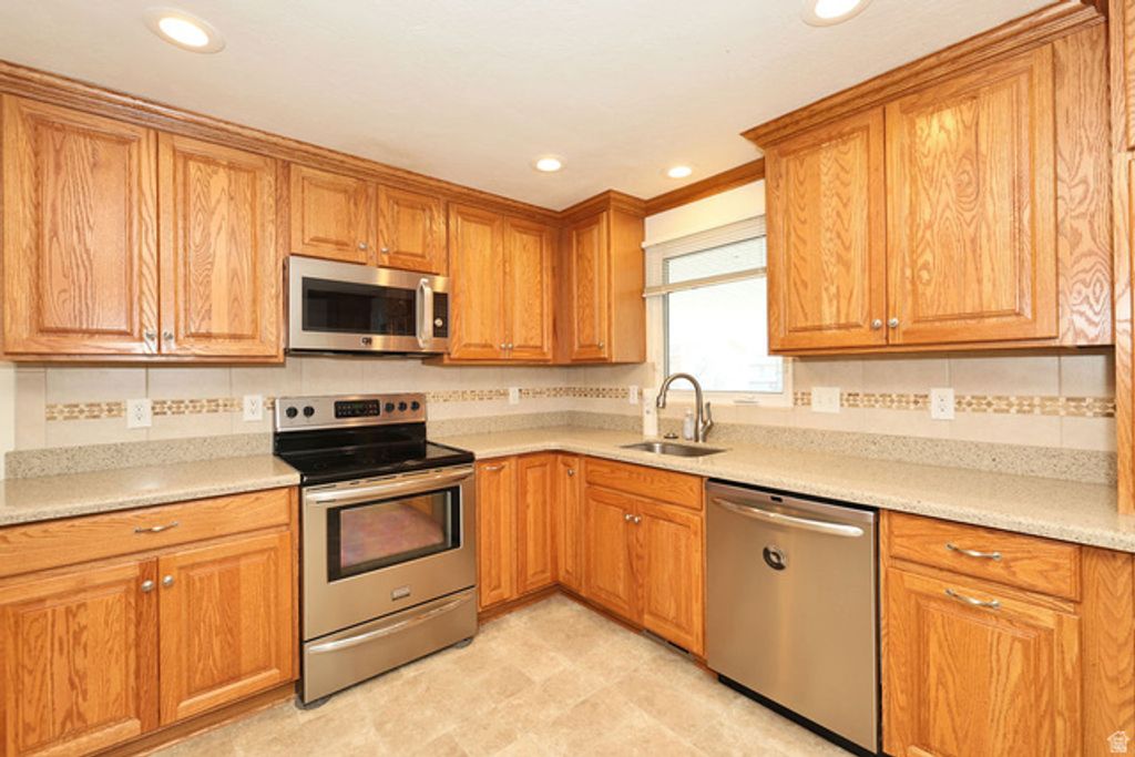 Image 4 of property listing at 882 E 7905 S, Sandy, UT 84094