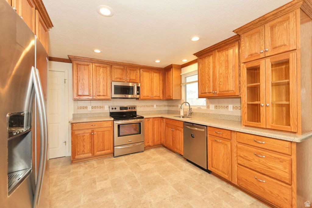 Image 5 of property listing at 882 E 7905 S, Sandy, UT 84094