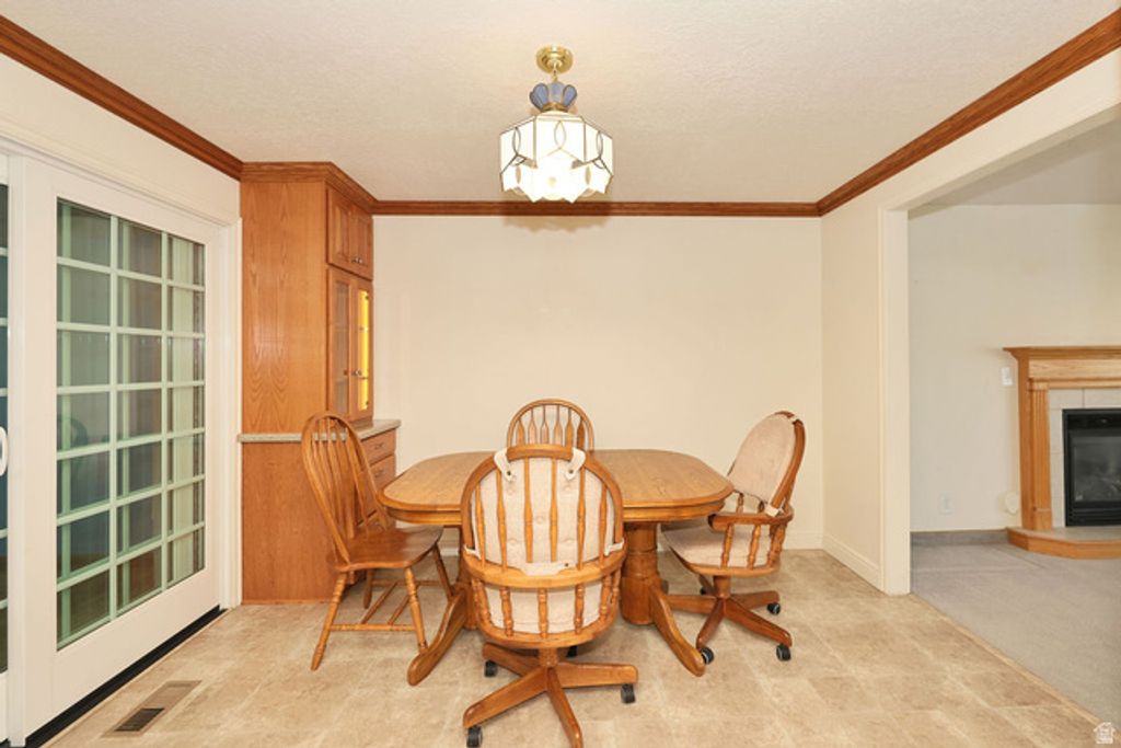 Image 7 of property listing at 882 E 7905 S, Sandy, UT 84094