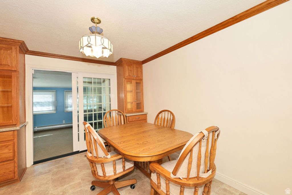 Image 9 of property listing at 882 E 7905 S, Sandy, UT 84094