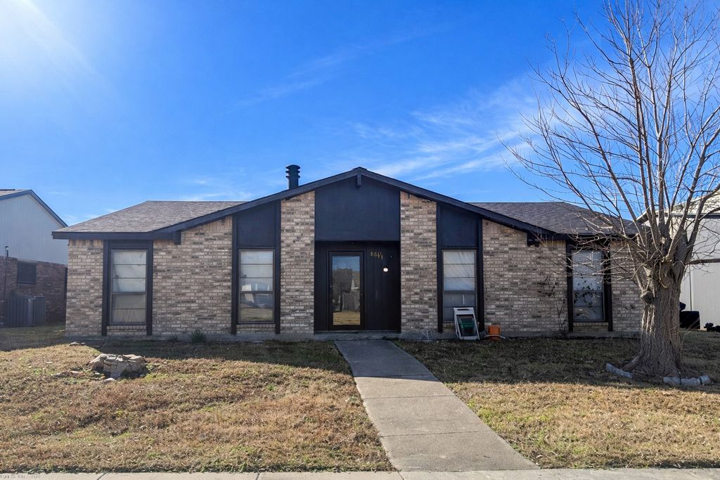 4913 Walker Drive, The Colony, TX 75056