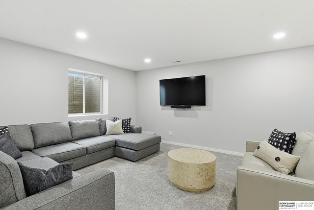 7160 N 165th Street, Bennington, NE 68007