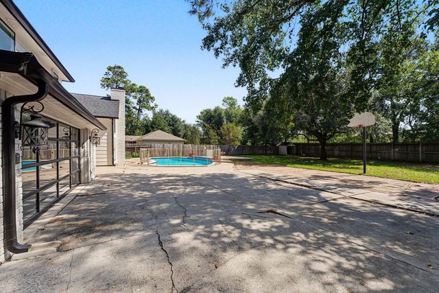 5911 Sandypine Court, Spring, TX 77379