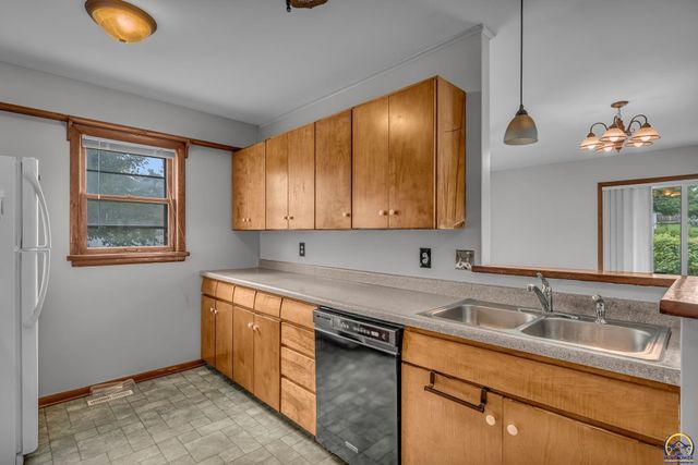 3114 SW Arnold AVE, Topeka, KS 66614