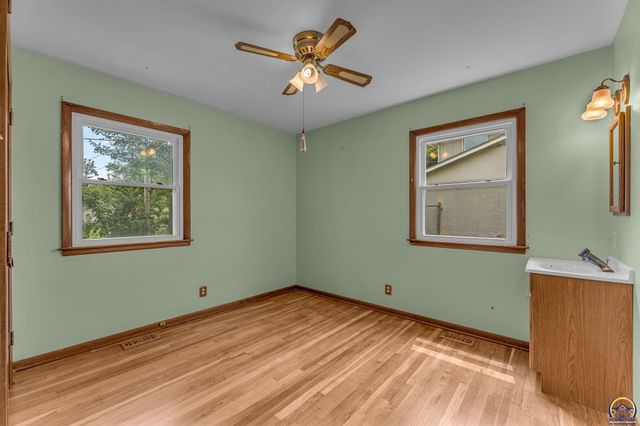 3114 SW Arnold AVE, Topeka, KS 66614