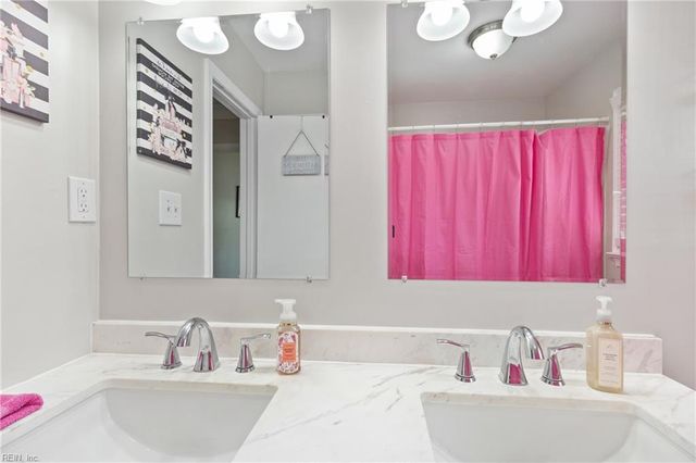 202 Bayberry LN, Yorktown, VA 23693