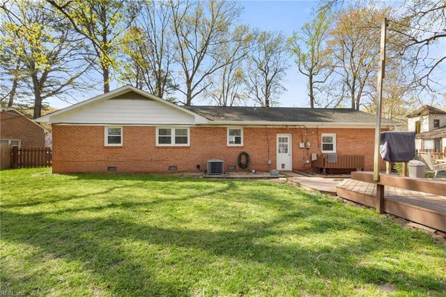 202 Bayberry LN, Yorktown, VA 23693