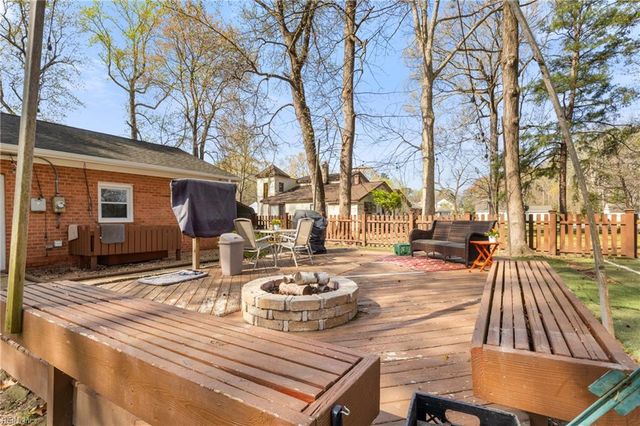 202 Bayberry LN, Yorktown, VA 23693