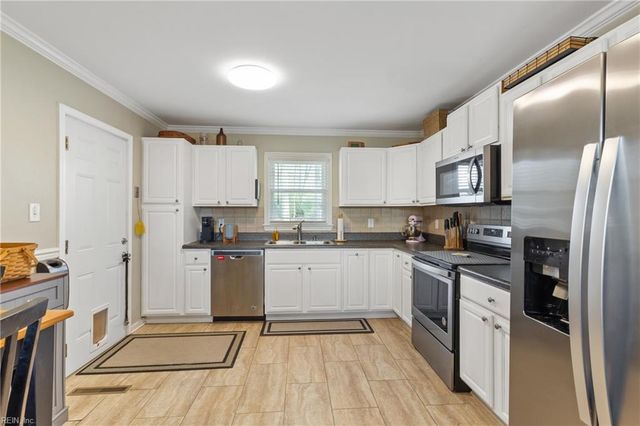 202 Bayberry LN, Yorktown, VA 23693