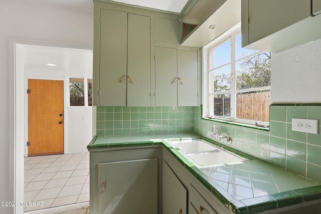 1432 N Columbus Boulevard, Tucson, AZ 85712