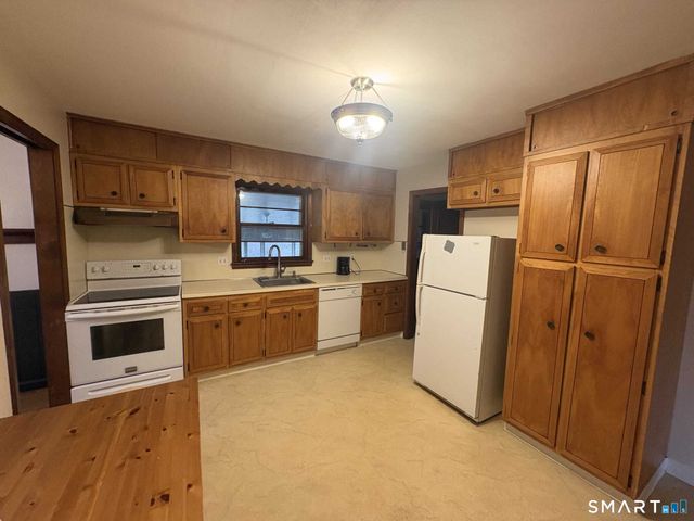 16 Raymond Road, Woodbridge, CT 06525