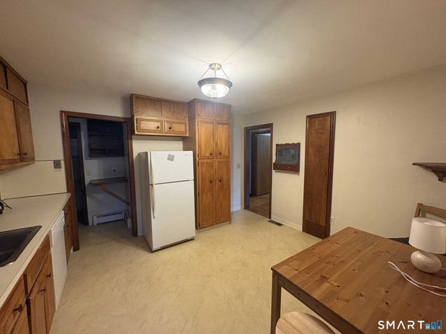 16 Raymond Road, Woodbridge, CT 06525