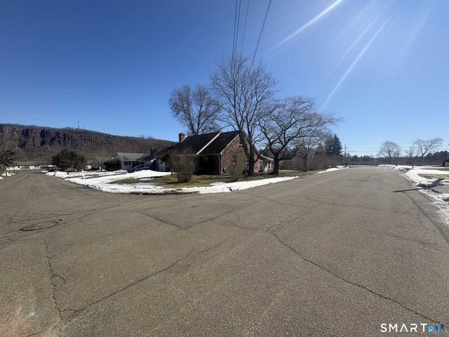 16 Raymond Road, Woodbridge, CT 06525