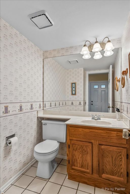 Image 11 of property listing at 2106 Glasgow Court, Hanover Park, IL 60133