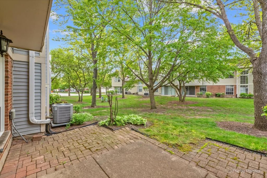 Image 5 of property listing at 2106 Glasgow Court, Hanover Park, IL 60133