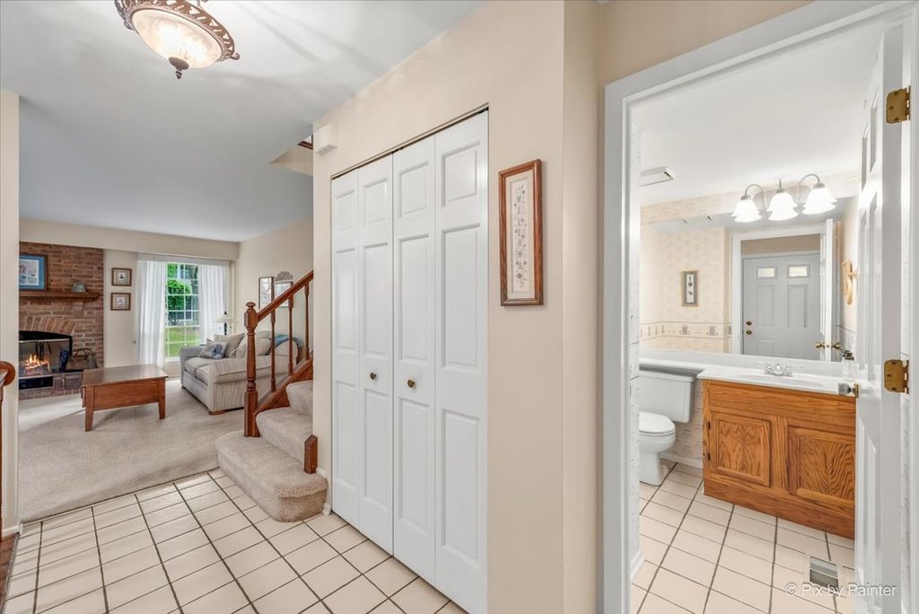 Image 9 of property listing at 2106 Glasgow Court, Hanover Park, IL 60133
