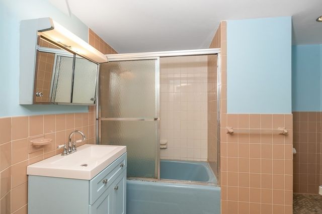 300 Lynn Shore Dr 410, Lynn, MA 01902