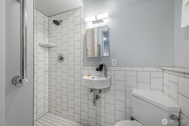 8804 5th Avenue NE, Seattle, WA 98115