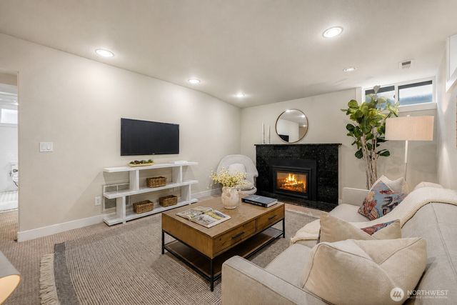 8804 5th Avenue NE, Seattle, WA 98115