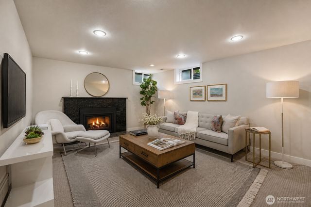 8804 5th Avenue NE, Seattle, WA 98115