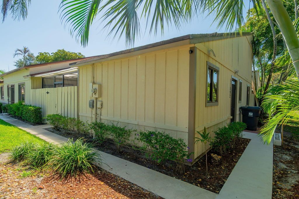 Image 14 of property listing at 11892 Sturbridge Lane, Wellington, FL 33414
