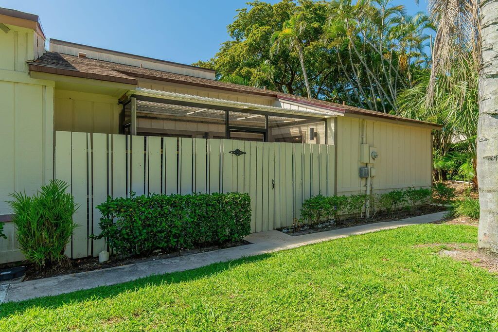 Image 32 of property listing at 11892 Sturbridge Lane, Wellington, FL 33414