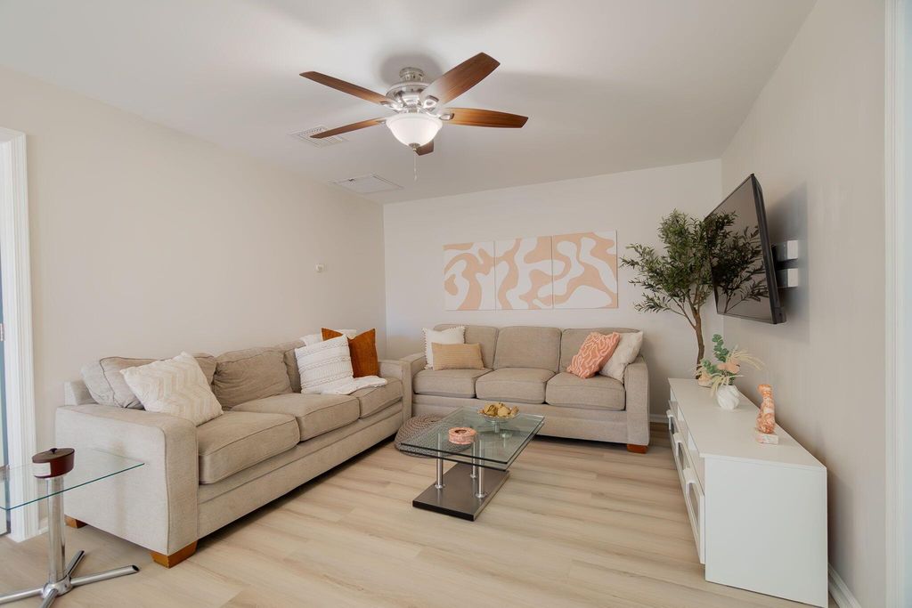 Image 4 of property listing at 11892 Sturbridge Lane, Wellington, FL 33414
