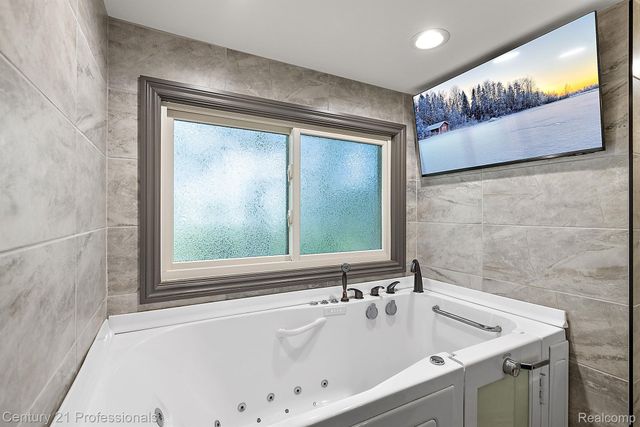 12120 SHAFFER Road, Springfield Twp, MI 48350