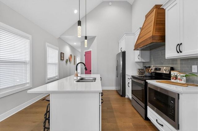 1004 S Harmony Avenue, Blue Springs, MO 64056