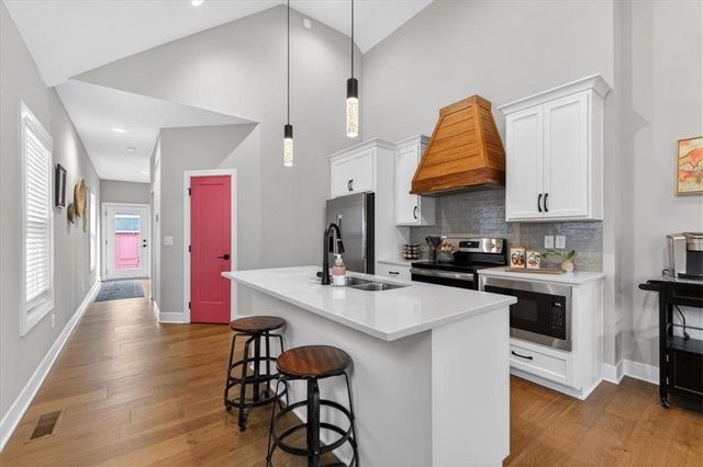 1004 S Harmony Avenue, Blue Springs, MO 64056