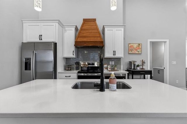 1004 S Harmony Avenue, Blue Springs, MO 64056