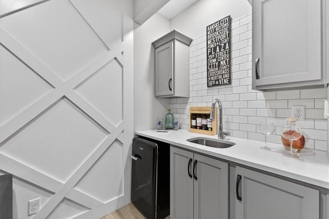 1004 S Harmony Avenue, Blue Springs, MO 64056