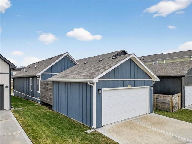 1004 S Harmony Avenue, Blue Springs, MO 64056