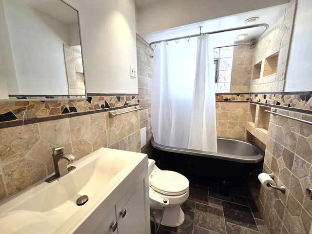 6921 N Ashland Boulevard 1B, Chicago, IL 60626