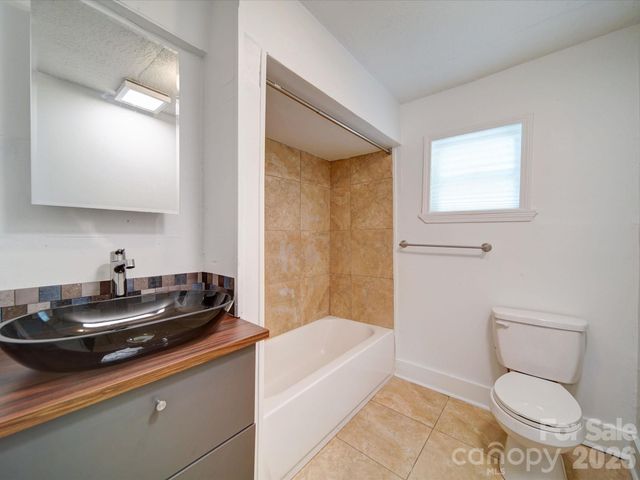 2300 Kennesaw Drive, Charlotte, NC 28216