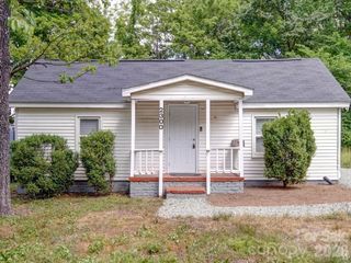 2300 Kennesaw Drive, Charlotte, NC 28216