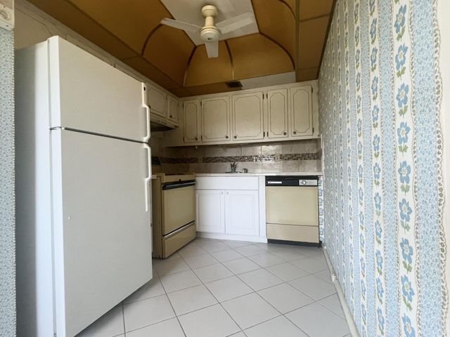 392 Grantham F 392, Deerfield Beach, FL 33442