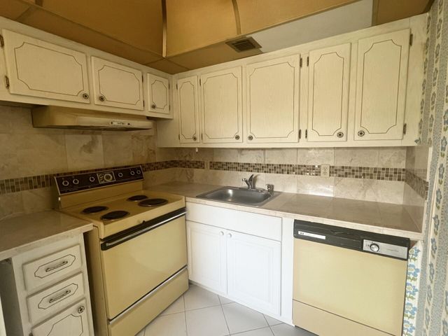 392 Grantham F 392, Deerfield Beach, FL 33442