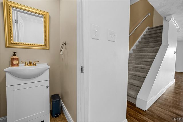 57 Chestnut Hills, New Hartford, NY 13413