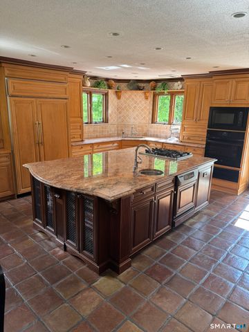 33 Mountain Farms Road, West Hartford, CT 06117